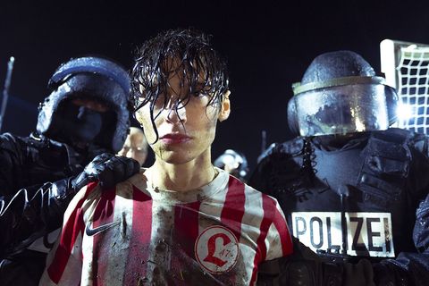 Festnahme beim Fußball: Wer hat Yusuf verraten? Foto: Anne Wilk/Discovery Communications Benelux B.V. HBO Max/dpa