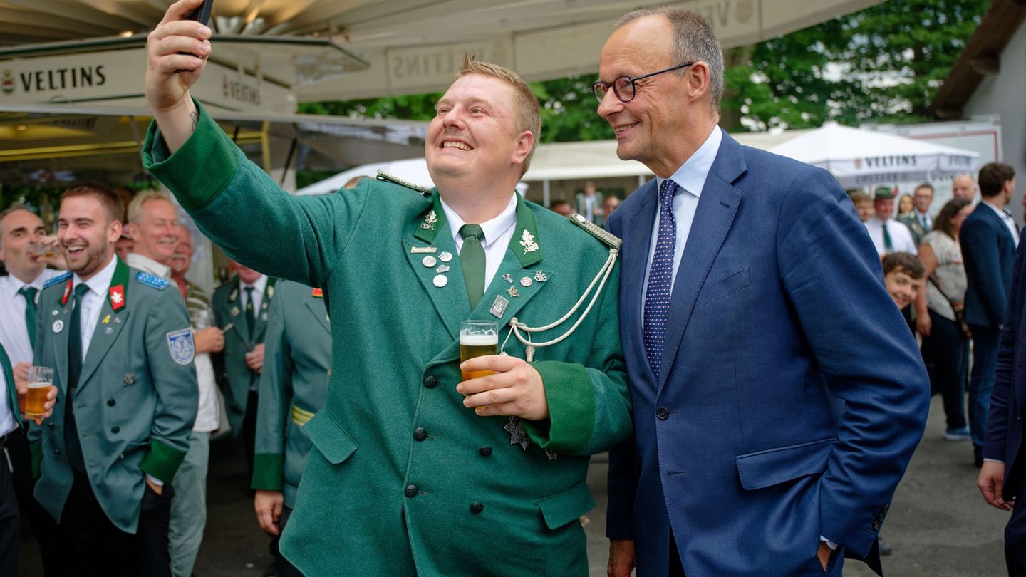 Bitte recht freundlich: Im vergangenen Sommer hatte Dorfbewohner Friedrich Merz auch das Schützenfest besucht. (Archivbild) Foto