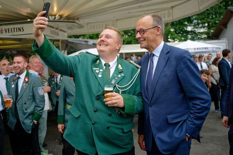 Bitte recht freundlich: Im vergangenen Sommer hatte Dorfbewohner Friedrich Merz auch das Schützenfest besucht. (Archivbild) Foto