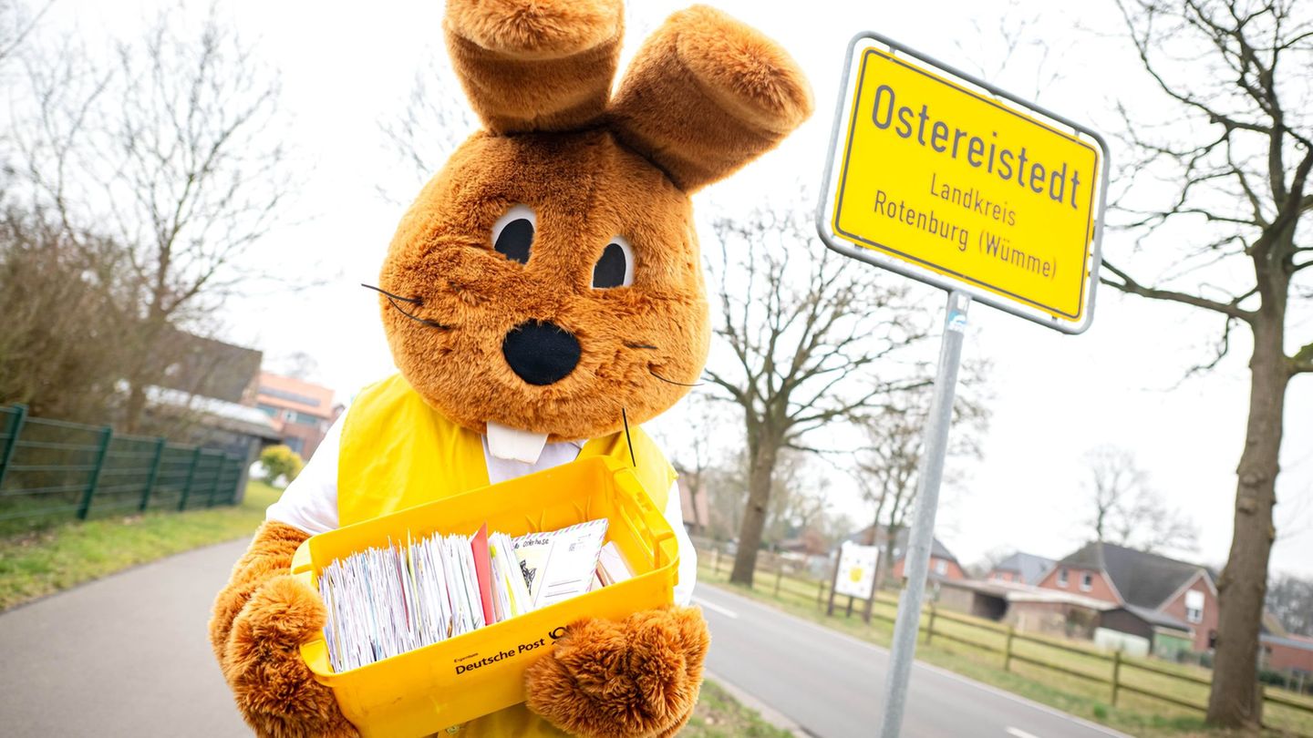 Ab Montag freut sich der Osterhase auf Briefe aus aller Welt. (Archivbild) Foto: Sina Schuldt/dpa