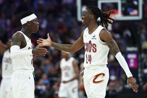 Beim deutlichen Erfolg gegen die Brooklyn Nets steuerte Dennis Schröder (l) für die Cleveland Cavaliers zwölf Punkte bei. (Archi