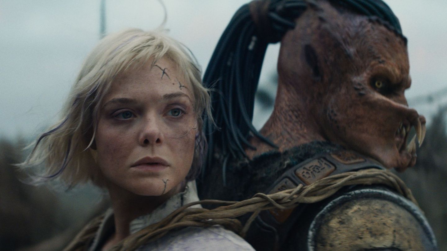 Thia (Elle Fanning) unterstützt den ausgestoßenen Dek (Dimitrius Schuster-Koloamatangi) bei seiner Suche.