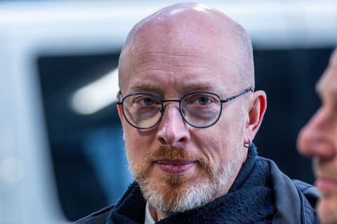 Jeder zweite Wähler spricht sich einer Umfrage zufolge für einen Rücktritt von Innenminister Christian Pegel (SPD) aus. (Archivb