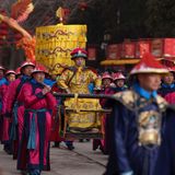 Peking, China. China feiert das Mondneujahrsfest. Und das bedeutet vor allem: ganz viel Tradition. Bei der Nachstellung einer Opferzeremonie im Ditan-Park durfte deshalb ein Darsteller in die traditionelle Kleidung eines Kaisers aus der Qing-Dynastie schlüpfen. Sie ging von 1644 bis zur Xinhai-Revolution im Jahr 1911.