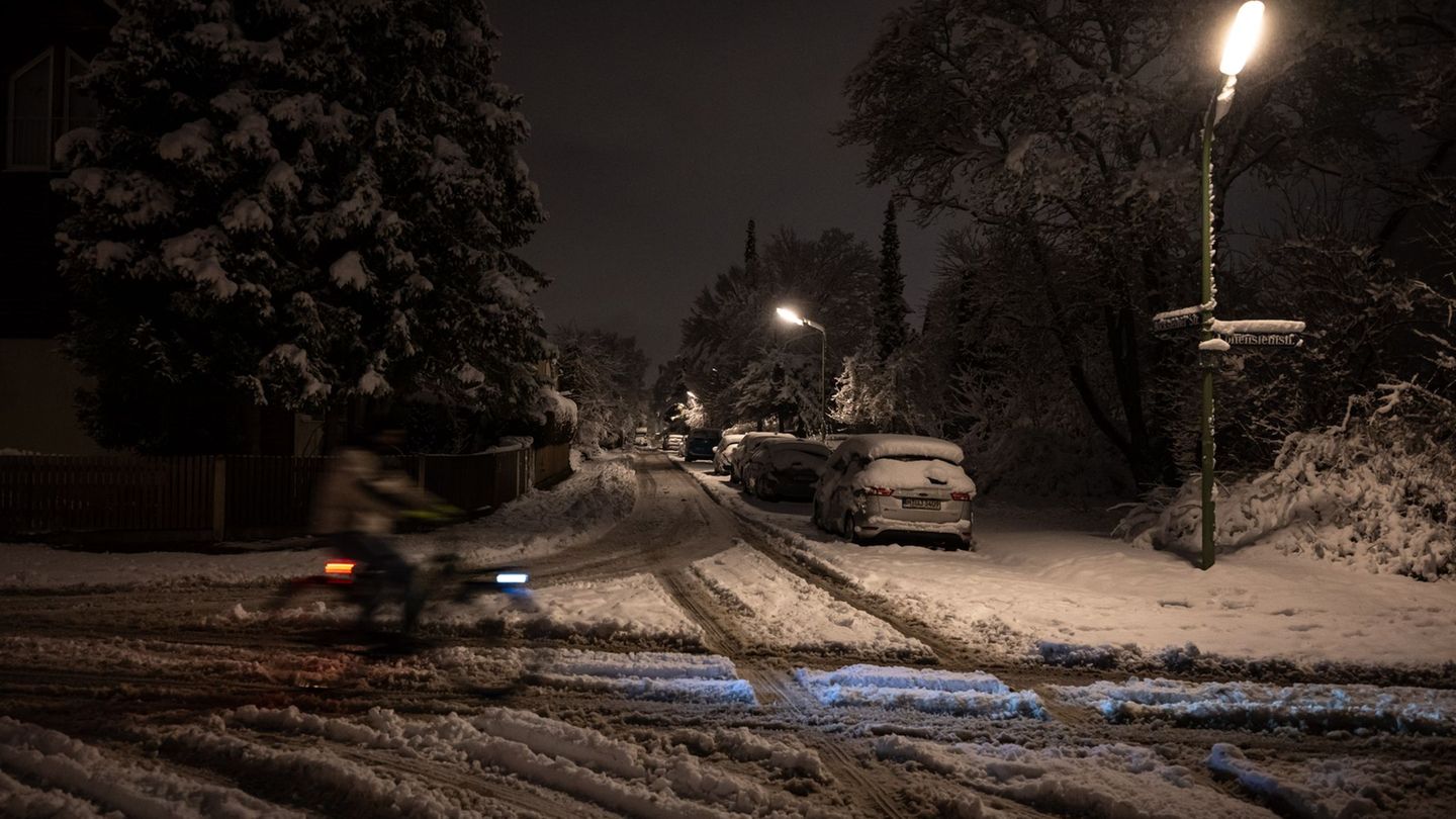 In den nächsten Tagen soll der Schnee in weiten Teilen Bayerns schmelzen. Foto: Lukas Barth-Tuttas/dpa