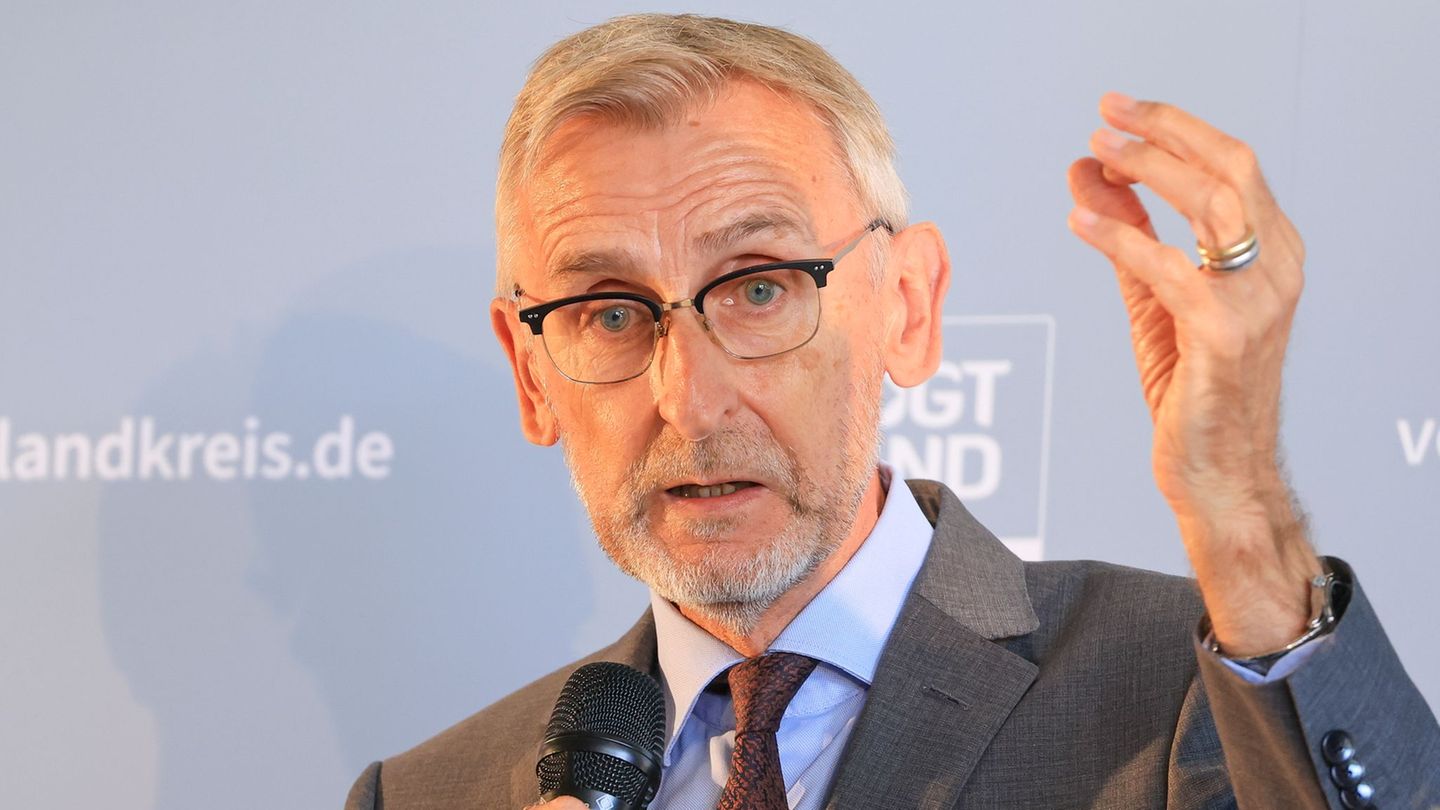 Der sächsische Innenminister verknüpft mit einer Reform der Behörden mehr Effizienz der Verwaltung. (Archivbild) Foto: Jan Woita