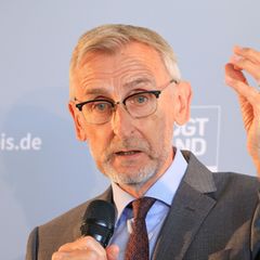 Der sächsische Innenminister verknüpft mit einer Reform der Behörden mehr Effizienz der Verwaltung. (Archivbild) Foto: Jan Woita