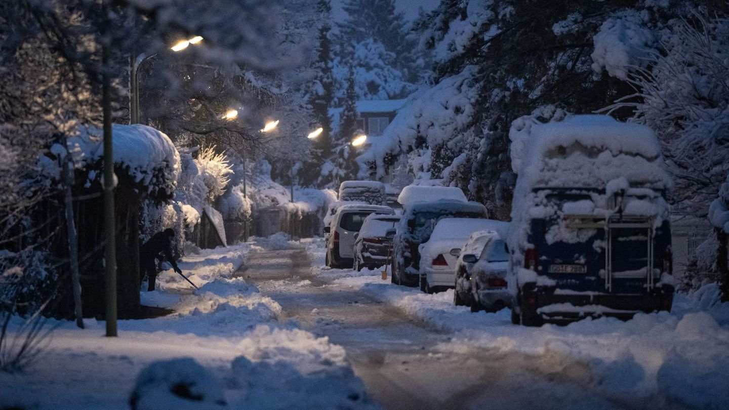 Schnee und Glätte sorgen weiterhin für Probleme auf den Straßen Bayerns. Foto: Lukas Barth-Tuttas/dpa