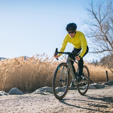 Fahrradtrends 2026: Gravelbiker an einem See