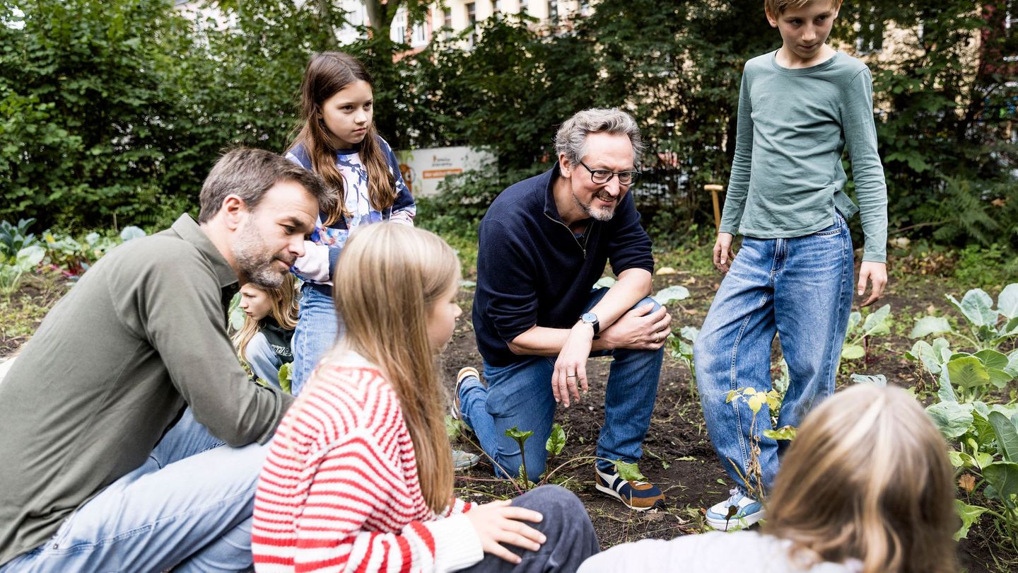 Richtige Ernährung hilft, sagt Dr. Eckart von HirschhausenHirschhausen. Hier trifft er Dr. Christoph Schmitz (links) vom gemeinnützigen Verein "Acker", der gerade mit Kindern an einer Berliner Grundschule Kohlrabi und Rote Bete erntet.