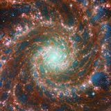 Die Galaxie M 74 als Kombination aus Hubble und Webb Bildern