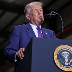 Donald Trump steht an einem Rednerpult