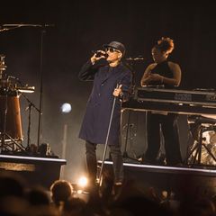 Xavier Naidoo auf der Bühne in einem Mantel mit Hut und Sonnenbrille
