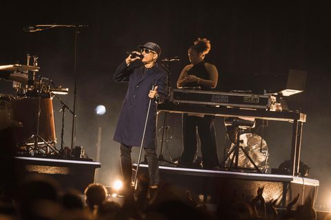Xavier Naidoo auf der Bühne in einem Mantel mit Hut und Sonnenbrille