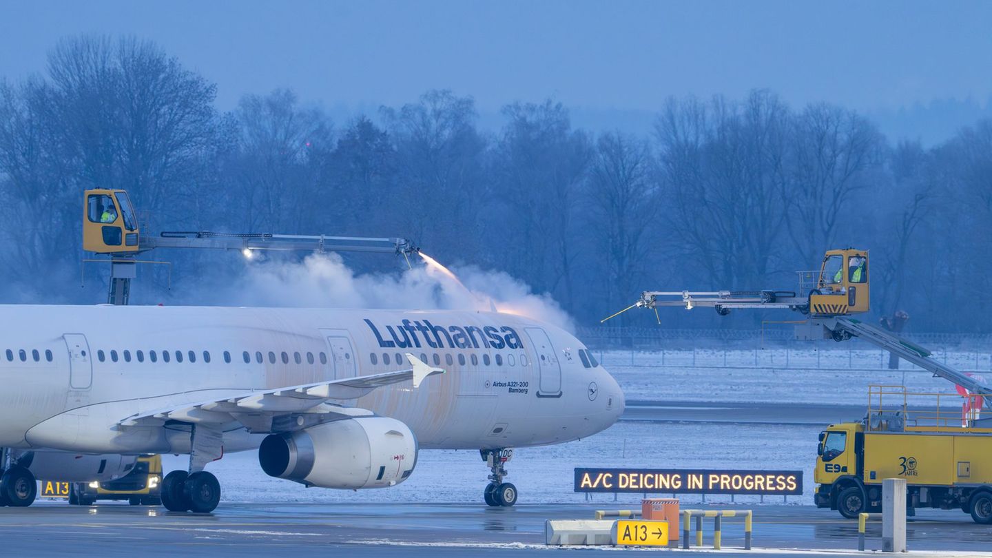 Wegen der starken Schneefälle ist der Flugbetrieb am Flughafen in München gestört (Archivbild). Foto: Peter Kneffel/dpa