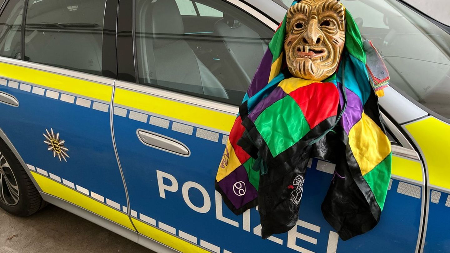 Die Maske ist wieder bei ihrem Besitzer. Foto: --/Polizei Ravensburg/dpa