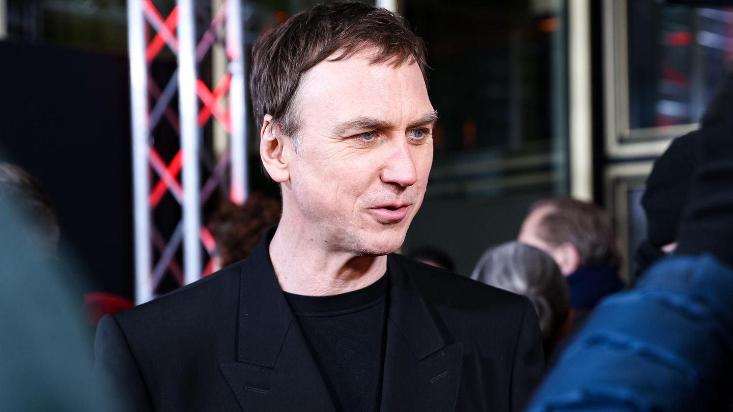 Richard III.: Lars Eidinger verletzt Zuschauerin mit Degen und bricht Theaterstück ab