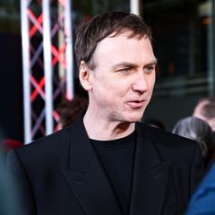 Lars Eidinger spricht mit einer anderen Person auf der Berlinale