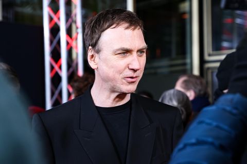 Lars Eidinger spricht mit einer anderen Person auf der Berlinale
