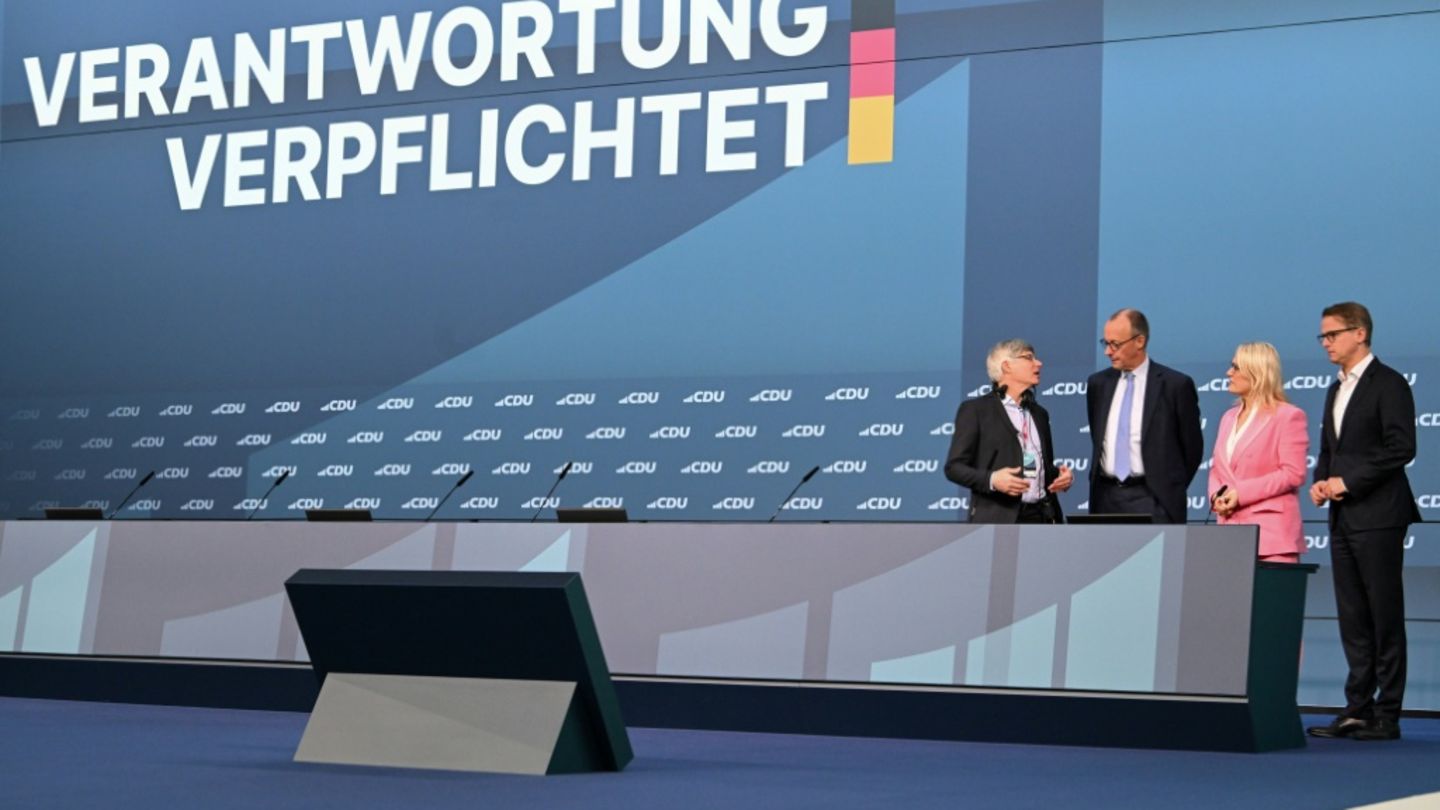 Begehung des Podiums des CDU-Parteitags