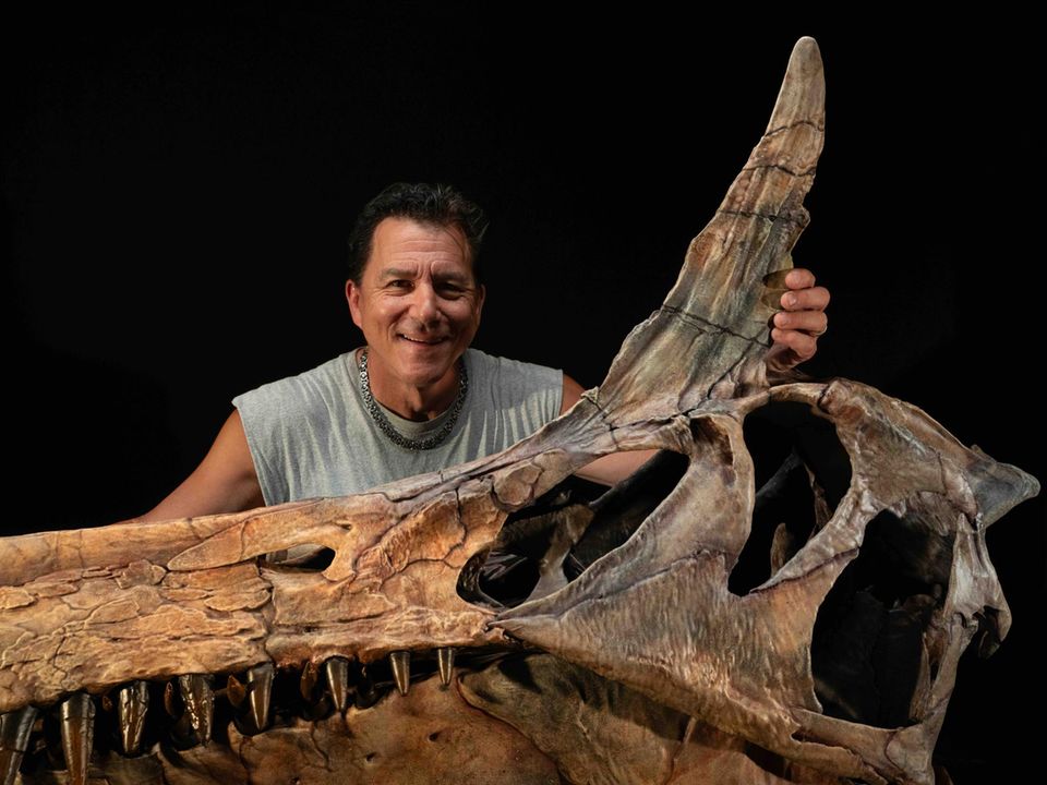 Paul Sereno mit dem Schädel eines Spinosaurus mirabilis