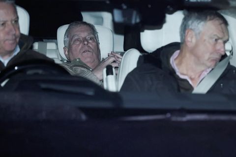 Der ehemalige Prinz Andrew sitzt nach seiner Festnahme schockiert im Auto.