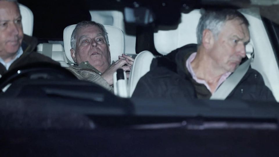 Der ehemalige Prinz Andrew sitzt nach seiner Festnahme schockiert im Auto.