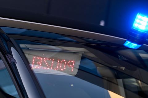 Die Polizei findet in einem Wohnhaus in Oberfranken eine tote 75-Jährige und nimmt daraufhin den Ehemann fest. (Symbolbild) Foto