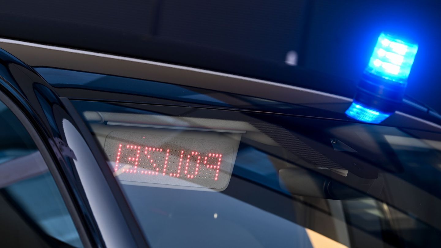 Die Polizei findet in einem Wohnhaus in Oberfranken eine tote 75-Jährige und nimmt daraufhin den Ehemann fest. (Symbolbild) Foto