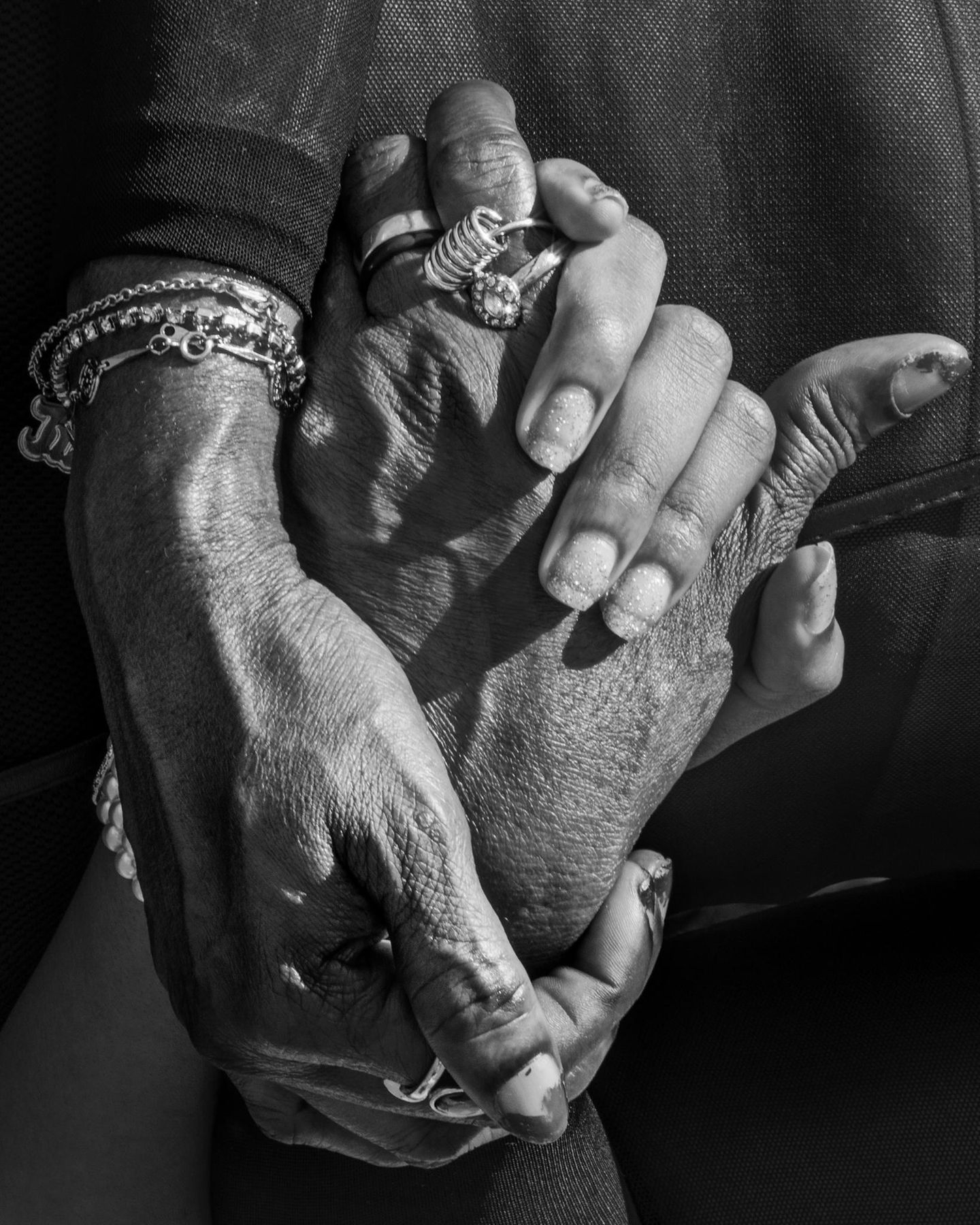 Zwei Hände halten einander eindrucksvoll in der schwarz-weiß Fotografie