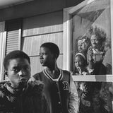 Eine Familie steht in der Tür ihres Hauses und schaut gebannt nach draußen