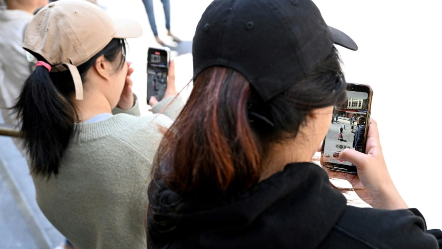 Jugendliche mit Smartphones