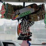 Nahaufnahme einer sehr langen Reihe von Duftbäumen in einem Auto