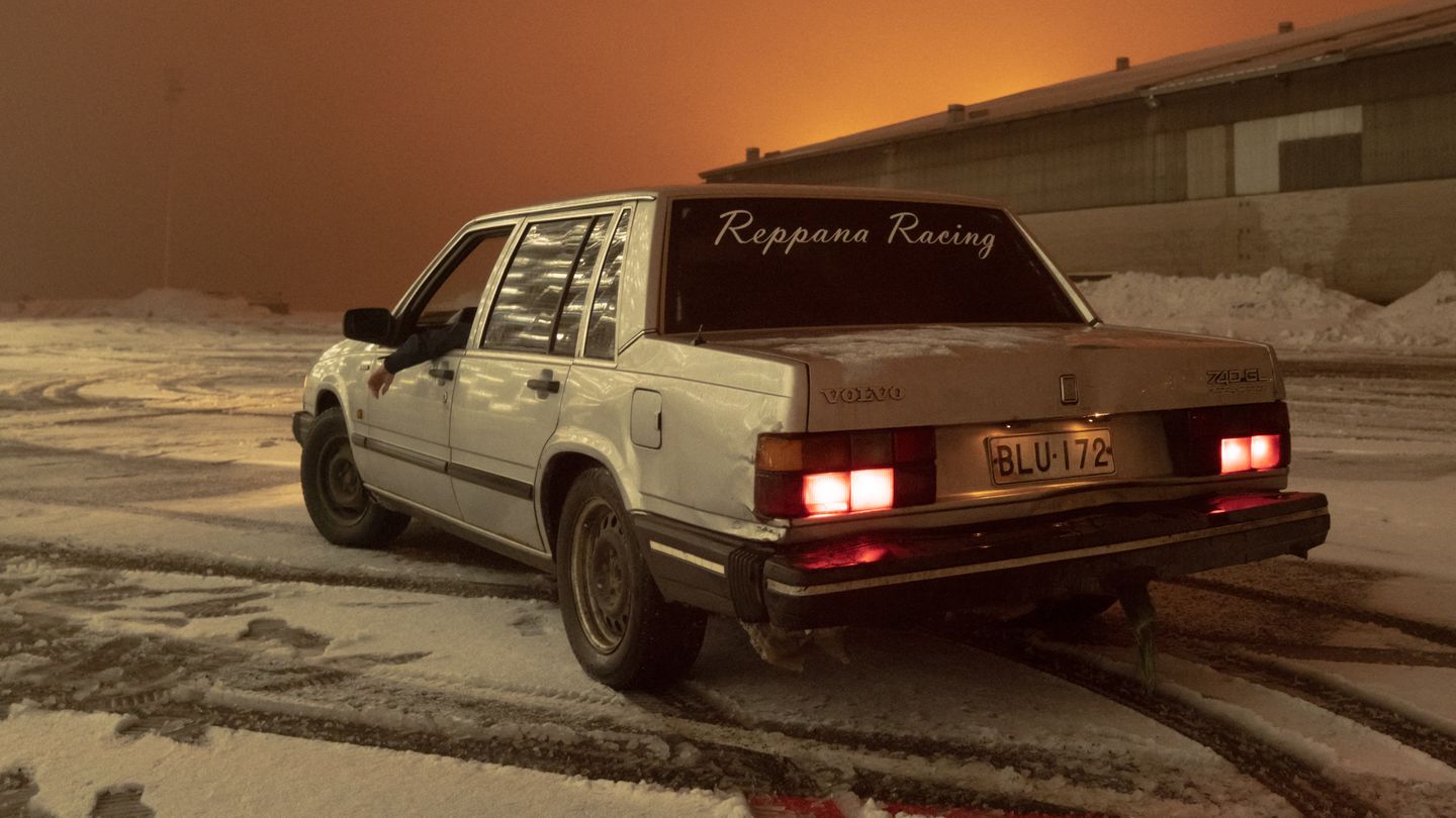Ein Auto von der Marke Volvo steht auf einem verschneiten Parkplatz mit der Heck-Aufschrift "Reppana Racing".