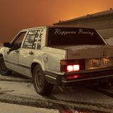 Ein Auto von der Marke Volvo steht auf einem verschneiten Parkplatz mit der Heck-Aufschrift "Reppana Racing".