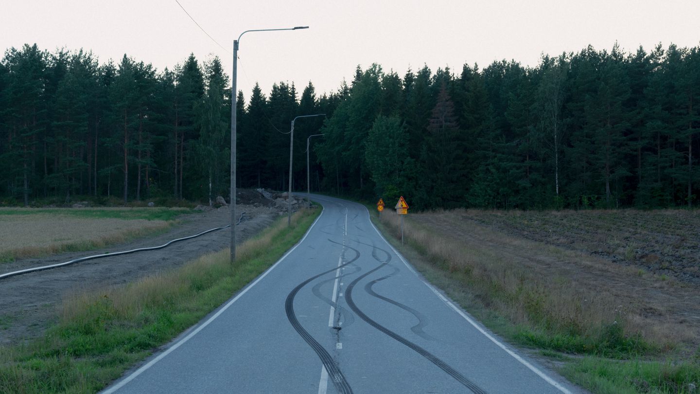 wellenförmige Reifenspuren auf einer finnischen Landstraße