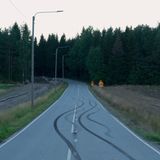 wellenförmige Reifenspuren auf einer finnischen Landstraße