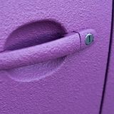 eine Nahaufnahme von einem lila Auto-Türgriff