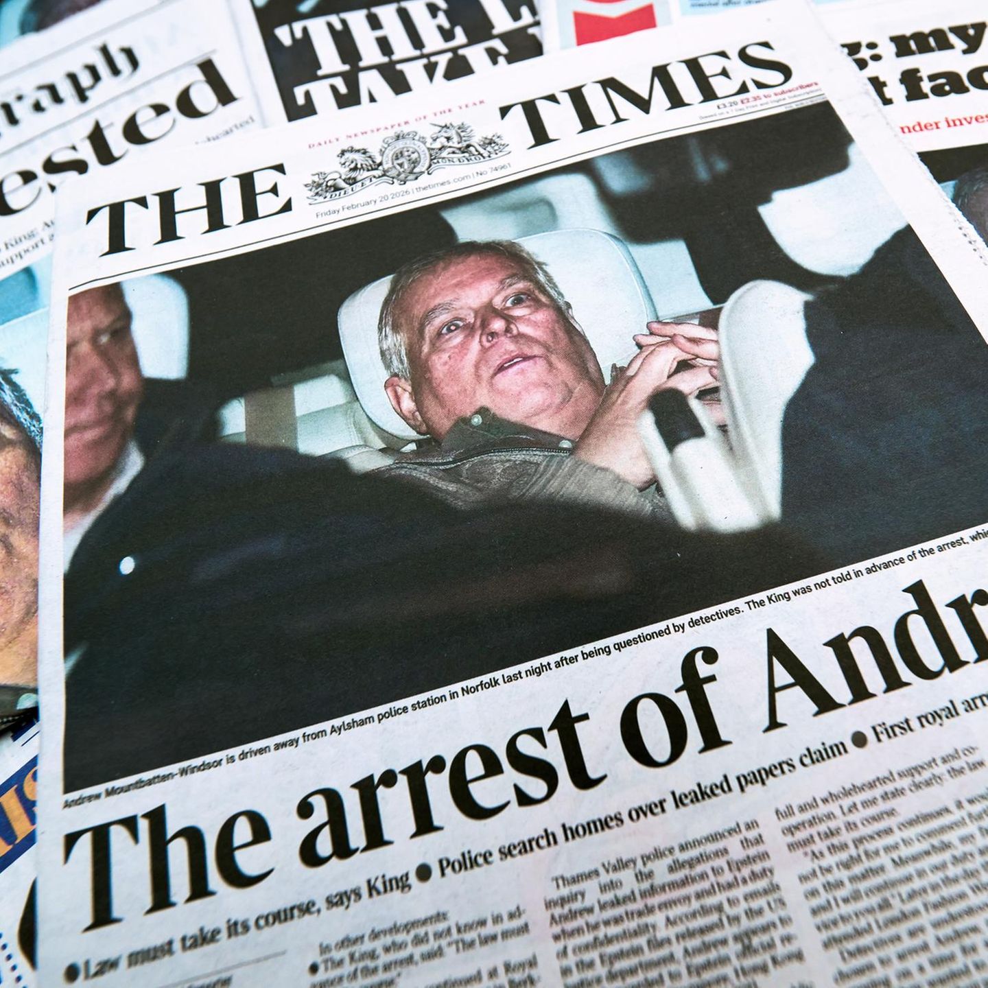 Andrew dominiert die Titelblätter der britischen Presse