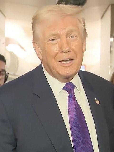 US-Präsident Trump spricht im Flugzeug mit Reportern.