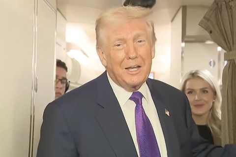 US-Präsident Trump spricht im Flugzeug mit Reportern.