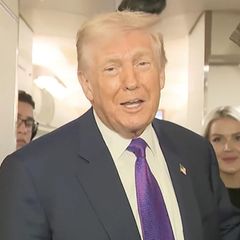 US-Präsident Trump spricht im Flugzeug mit Reportern.