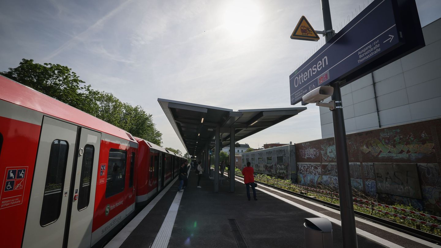 Ein 65-jähriger Mann ist mit seinem Rollator im S-Bahnhaltepunkt Ottensen auf die S-Bahngleise gestürzt. (Symbolbild) Foto: Chri