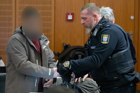 Sieben Männern wirft die Staatsanwaltschaft Mord vor. Foto: Boris Roessler/dpa