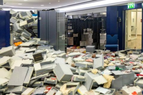 Der verwüstete Tresorraum der Sparkasse Gelsenkirchen. Teile des Bilds sind verpixelt dargestellt, um keine persönlichen Daten zu veröffentlichen