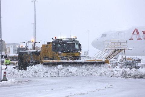 Starker Schneefall bremst den Verkehr am Flughafen Wien aus. Foto: Unbekannt/FLUGHAFEN WIEN/APA/dpa