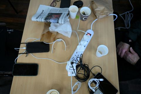 Smartphones beim Aufladen