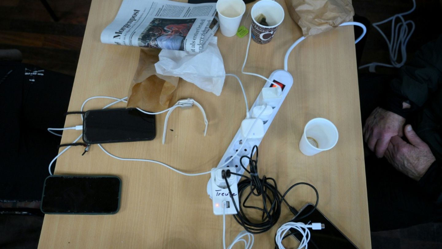 Smartphones beim Aufladen