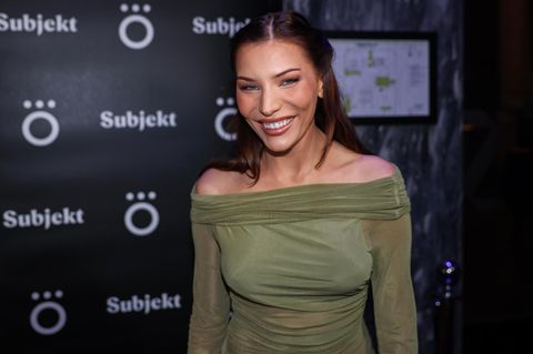 Nora Haukland zeigt sich auf dem roten Teppich und lacht in die Kamera