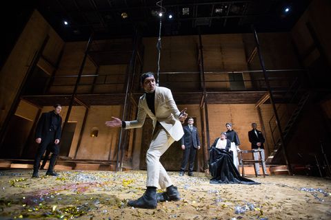 Bei einer Aufführung von "Richard III." an der Schaubühne Berlin rutscht dem Schauspieler Lars Eidinger ein Degen aus der Hand u